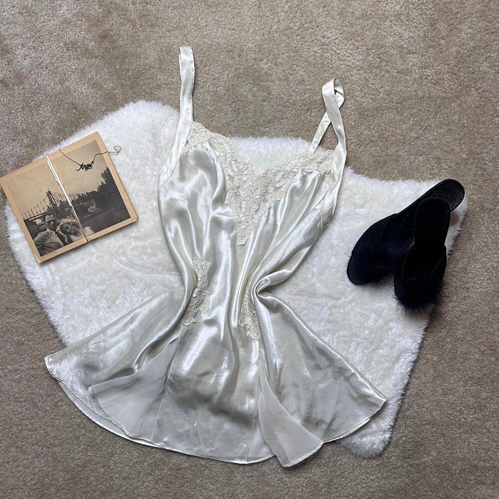 Vintage early 2000s label Victoria’s secret slip!